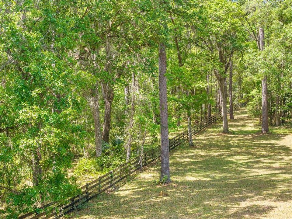 На продажу: $323,000 (4.12 acres)