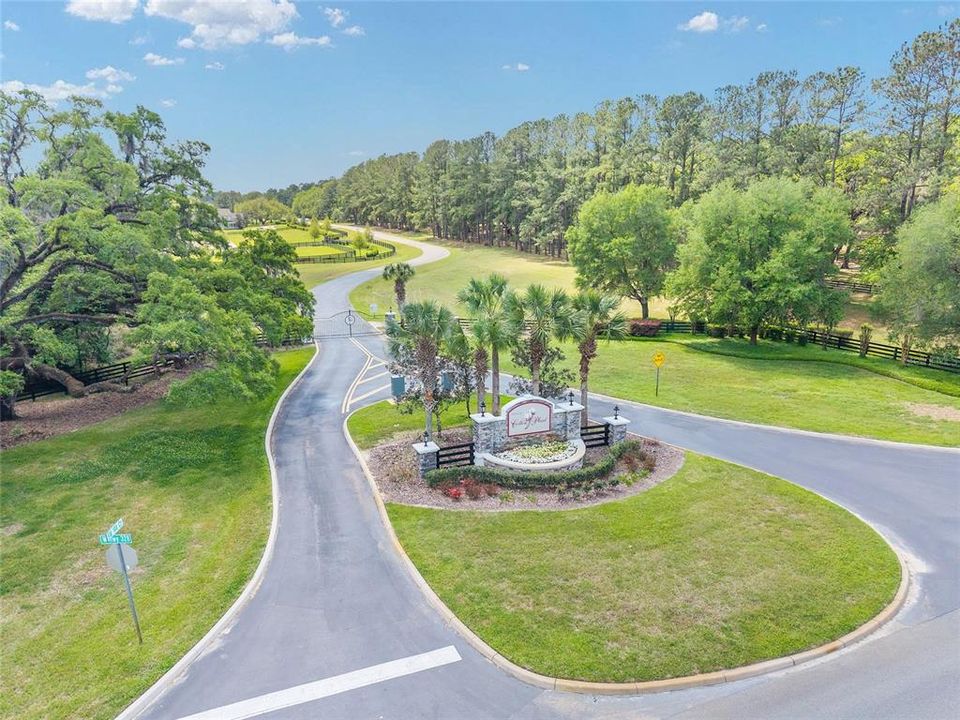 На продажу: $323,000 (4.12 acres)