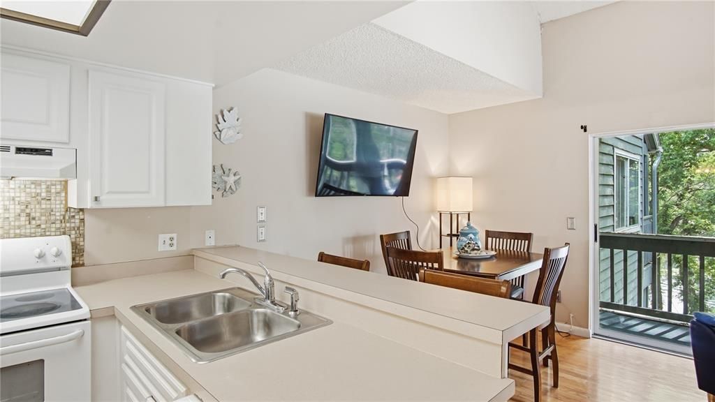 For Sale: $259,900 (2 beds, 1 baths, 730 Square Feet)