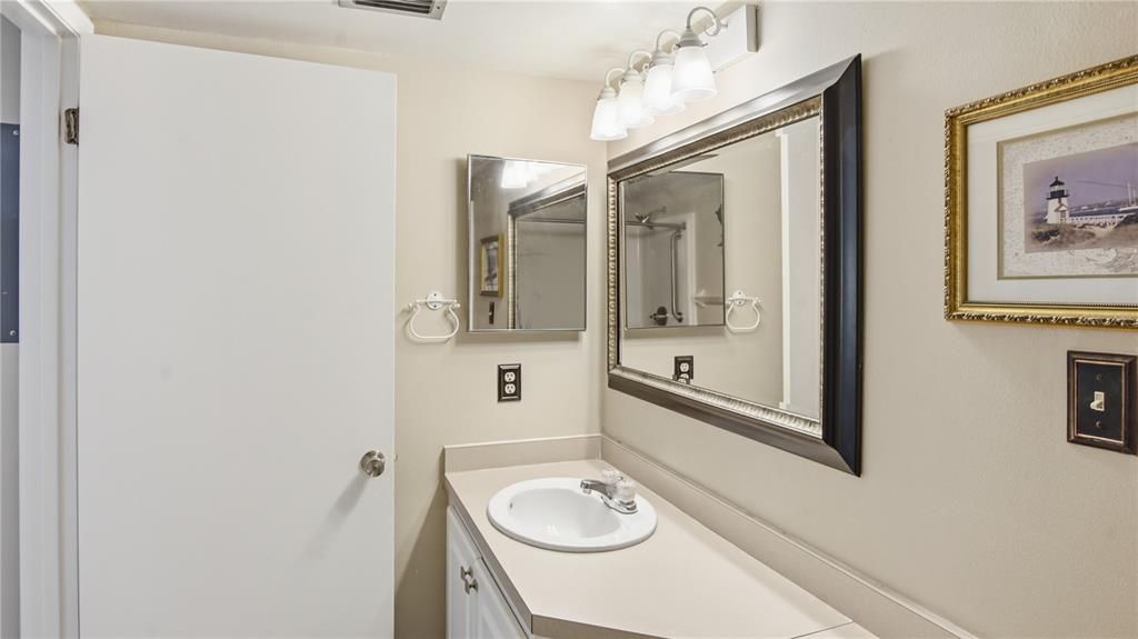 For Sale: $259,900 (2 beds, 1 baths, 730 Square Feet)