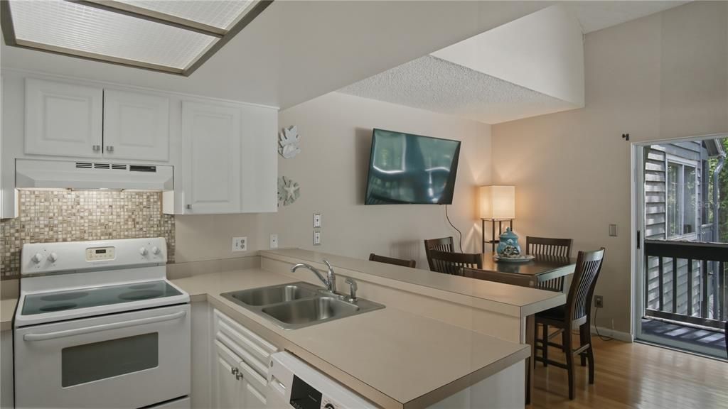 For Sale: $259,900 (2 beds, 1 baths, 730 Square Feet)