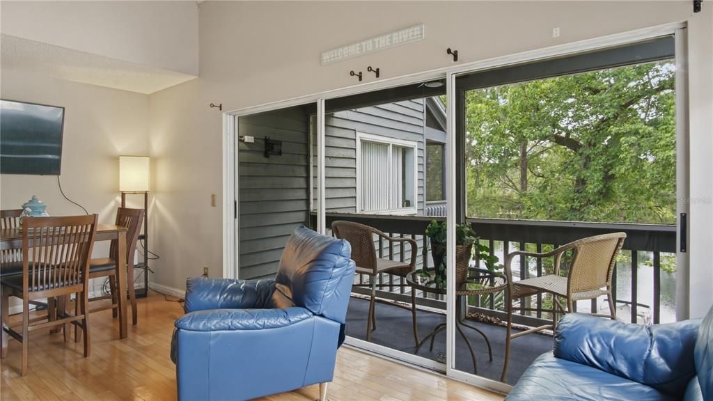 For Sale: $259,900 (2 beds, 1 baths, 730 Square Feet)