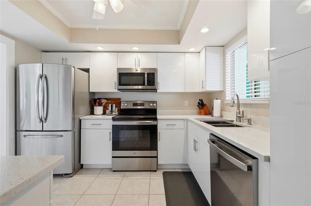 На продажу: $195,000 (2 спален, 2 ванн, 1040 Квадратных фут)