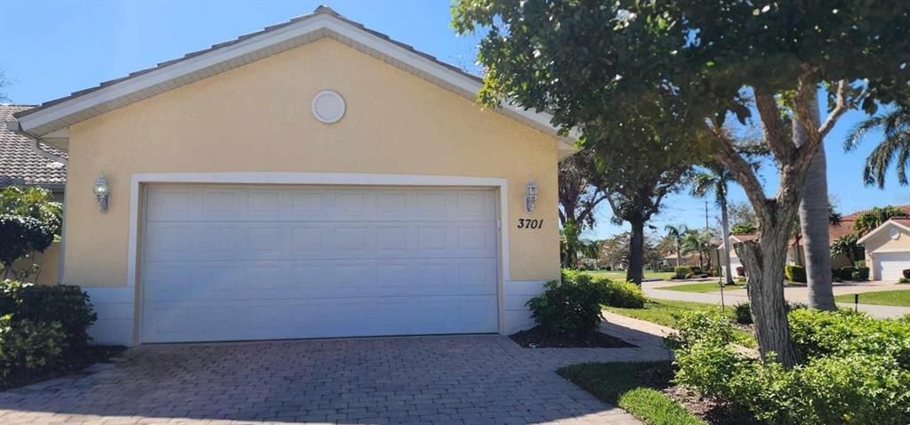 For Rent: $3,250 (2 beds, 2 baths, 1451 Square Feet)