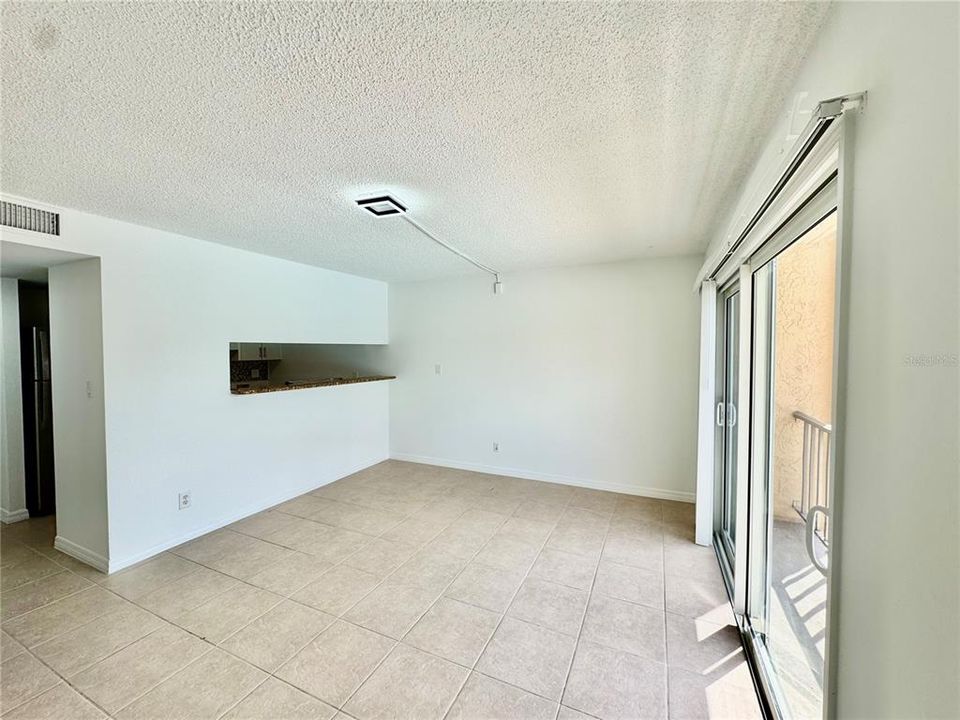 Active With Contract: $1,345 (1 beds, 1 baths, 586 Square Feet)