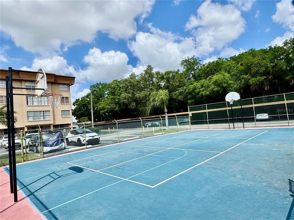 Active With Contract: $1,345 (1 beds, 1 baths, 586 Square Feet)