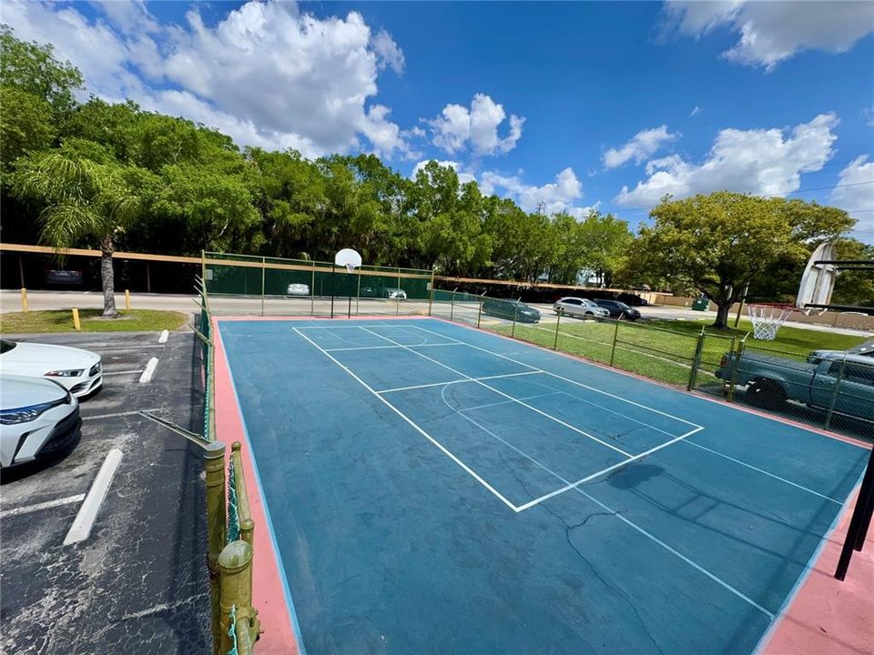 Active With Contract: $1,345 (1 beds, 1 baths, 586 Square Feet)