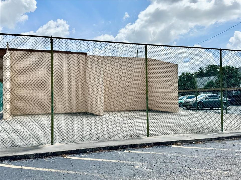 Active With Contract: $1,345 (1 beds, 1 baths, 586 Square Feet)