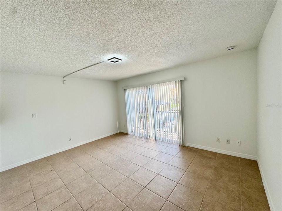 Active With Contract: $1,345 (1 beds, 1 baths, 586 Square Feet)