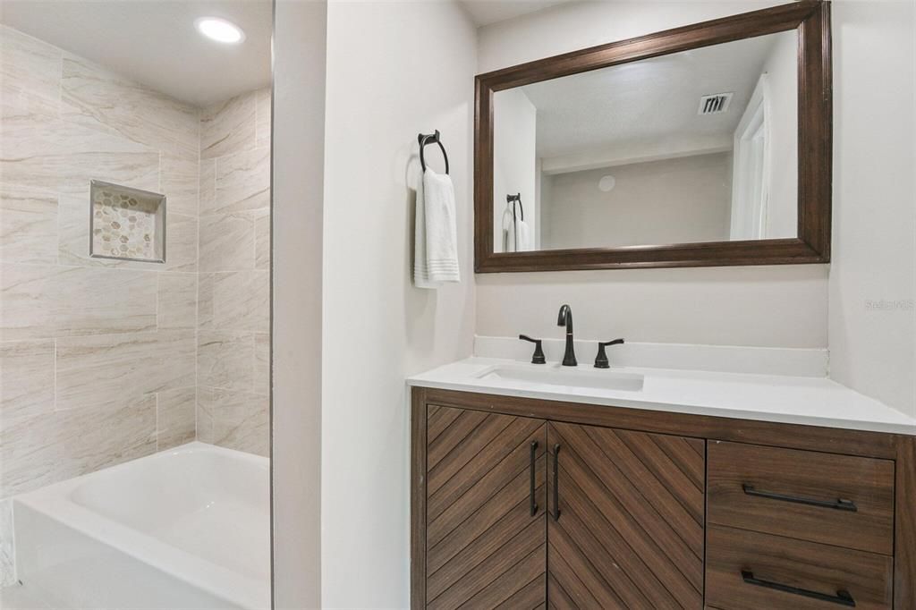 Activo con contrato: $219,500 (2 camas, 2 baños, 1250 Pies cuadrados)