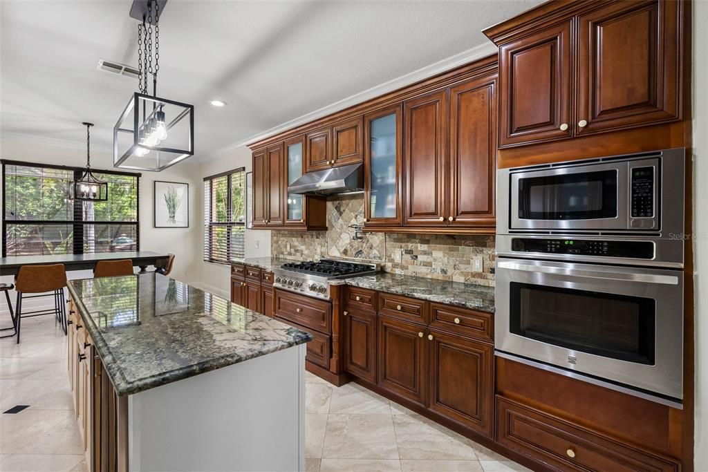 Activo con contrato: $875,000 (6 camas, 4 baños, 4300 Pies cuadrados)