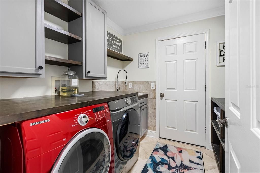 Activo con contrato: $875,000 (6 camas, 4 baños, 4300 Pies cuadrados)