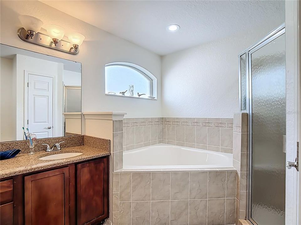 Activo con contrato: $299,950 (3 camas, 2 baños, 1504 Pies cuadrados)