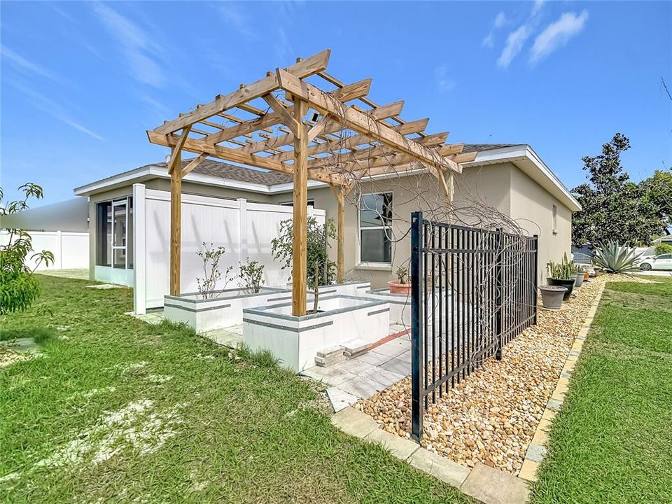 Activo con contrato: $299,950 (3 camas, 2 baños, 1504 Pies cuadrados)