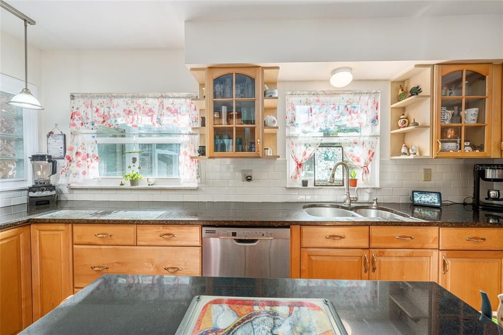 En Venta: $400,000 (4 camas, 2 baños, 1605 Pies cuadrados)