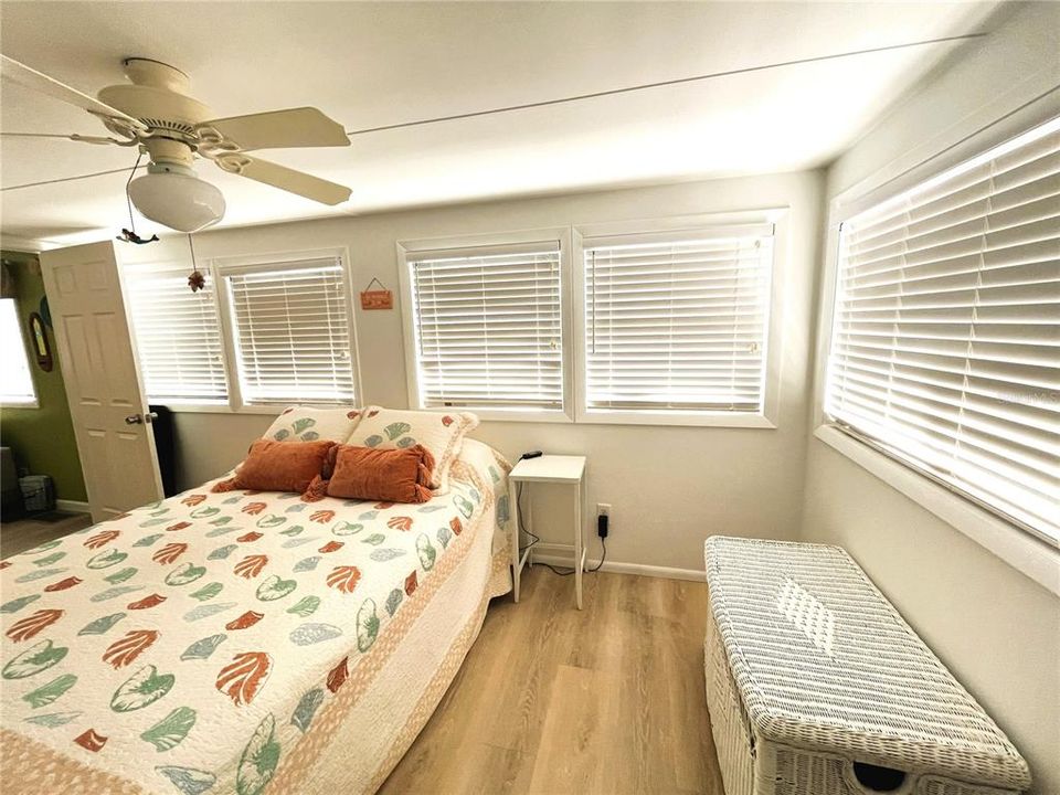 На продажу: $189,000 (2 спален, 1 ванн, 711 Квадратных фут)