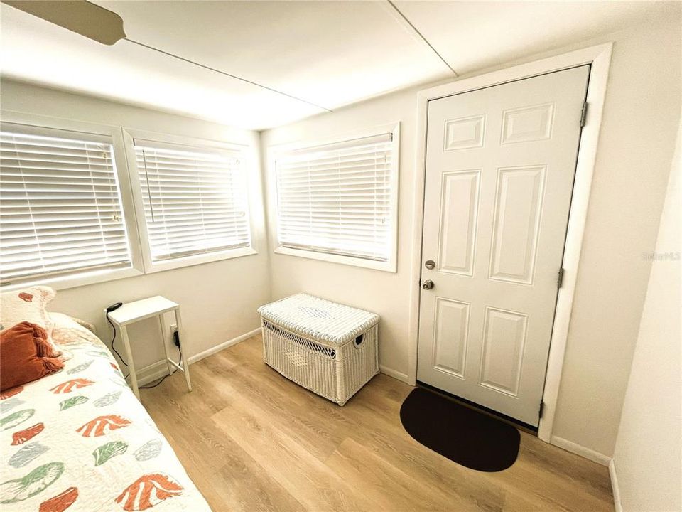 На продажу: $189,000 (2 спален, 1 ванн, 711 Квадратных фут)