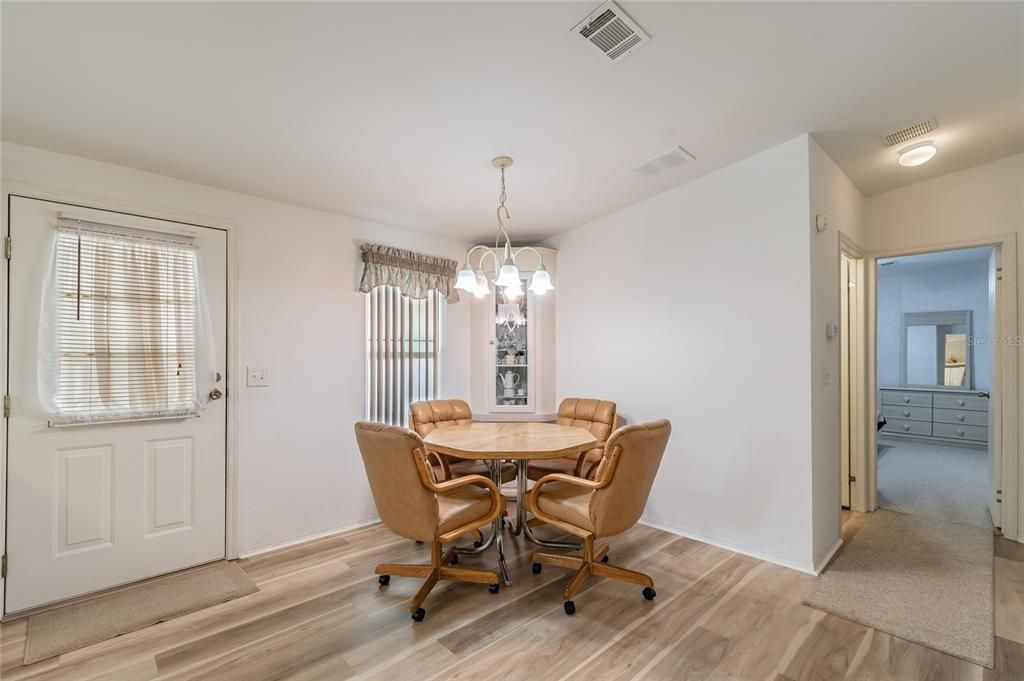 For Sale: $179,000 (2 beds, 2 baths, 1164 Square Feet)