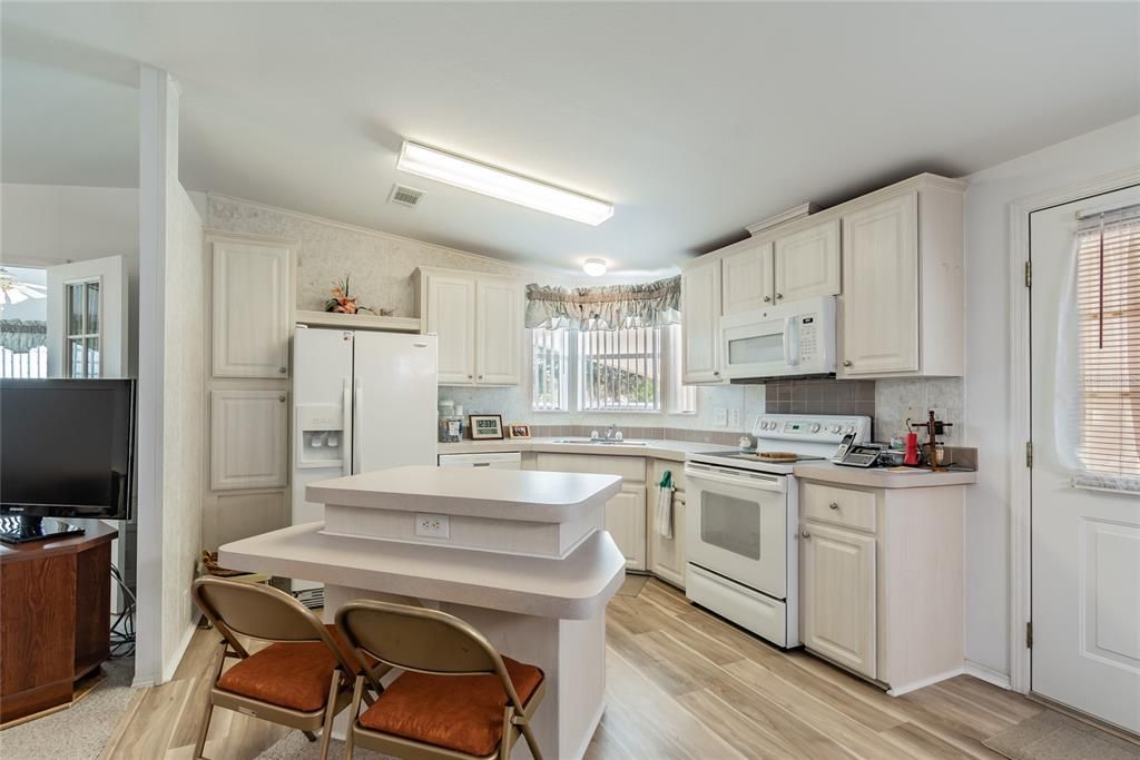 For Sale: $179,000 (2 beds, 2 baths, 1164 Square Feet)