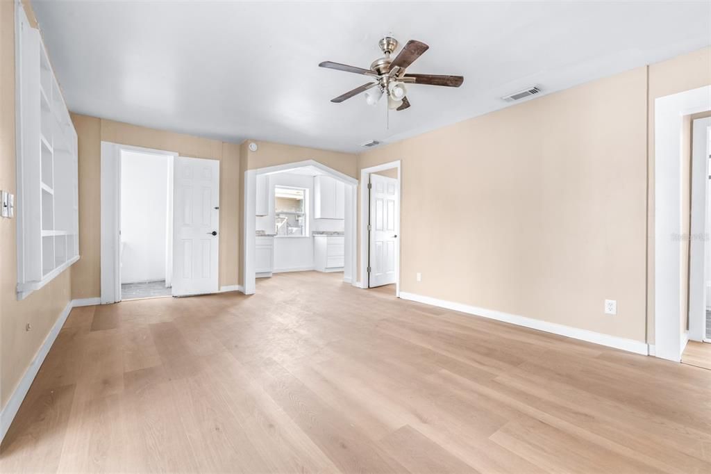 For Sale: $234,500 (3 beds, 2 baths, 1136 Square Feet)
