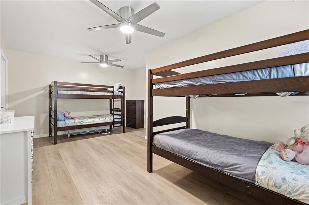 En Venta: $660,000 (3 camas, 3 baños, 1992 Pies cuadrados)