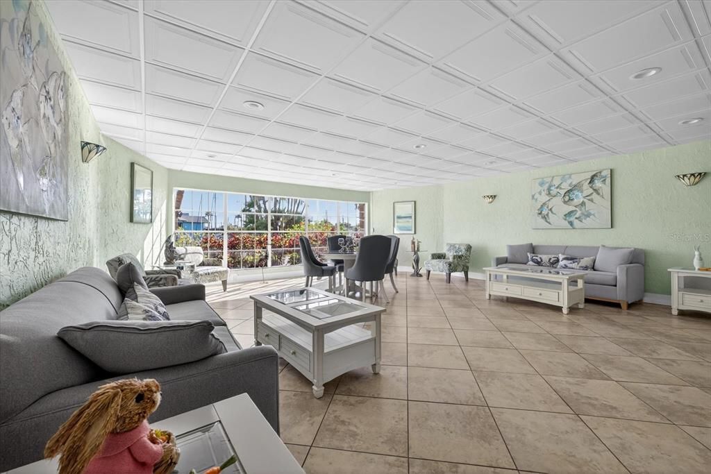For Sale: $139,000 (1 beds, 1 baths, 715 Square Feet)