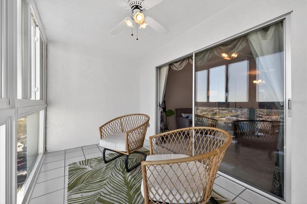 For Sale: $139,000 (1 beds, 1 baths, 715 Square Feet)