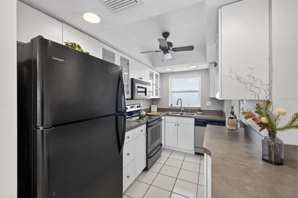 For Sale: $139,000 (1 beds, 1 baths, 715 Square Feet)