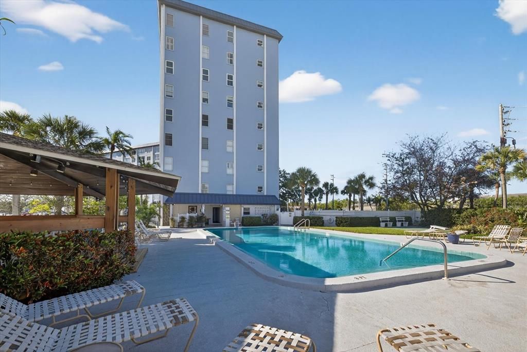 For Sale: $139,000 (1 beds, 1 baths, 715 Square Feet)