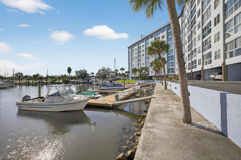 For Sale: $139,000 (1 beds, 1 baths, 715 Square Feet)
