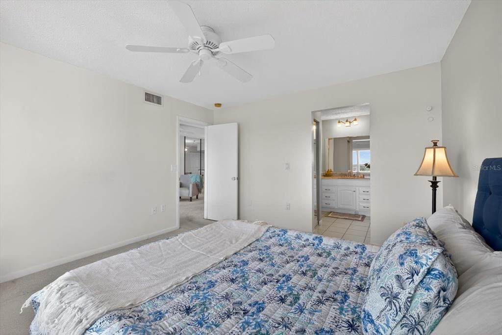 For Sale: $139,000 (1 beds, 1 baths, 715 Square Feet)