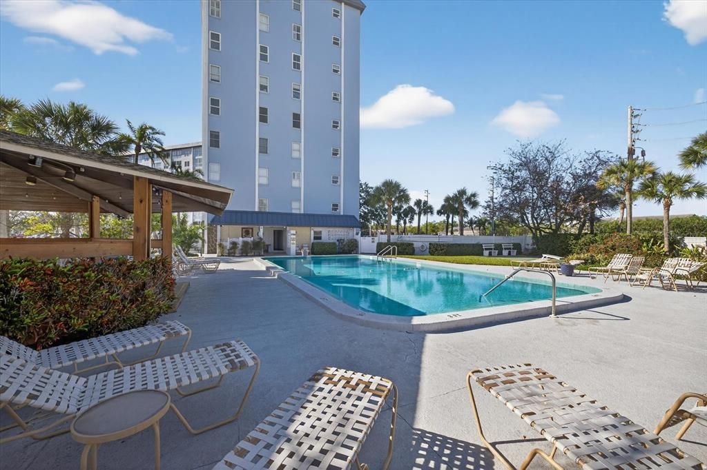 For Sale: $139,000 (1 beds, 1 baths, 715 Square Feet)
