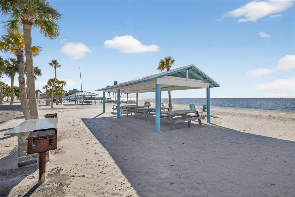 For Sale: $134,000 (1 beds, 1 baths, 715 Square Feet)