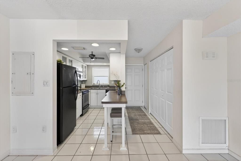 For Sale: $139,000 (1 beds, 1 baths, 715 Square Feet)