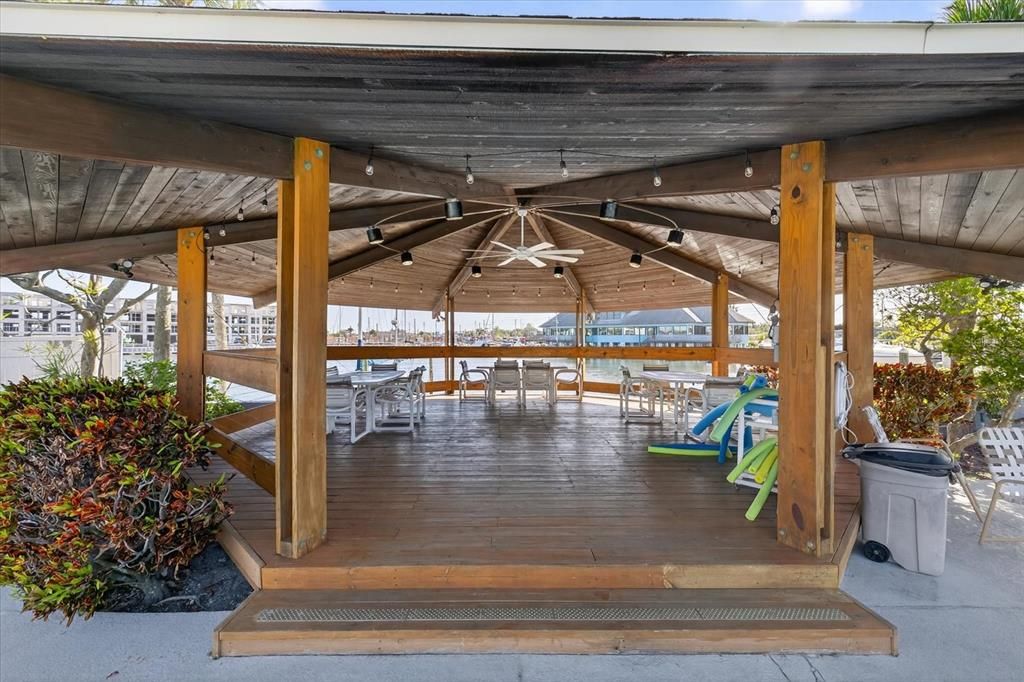 For Sale: $139,000 (1 beds, 1 baths, 715 Square Feet)