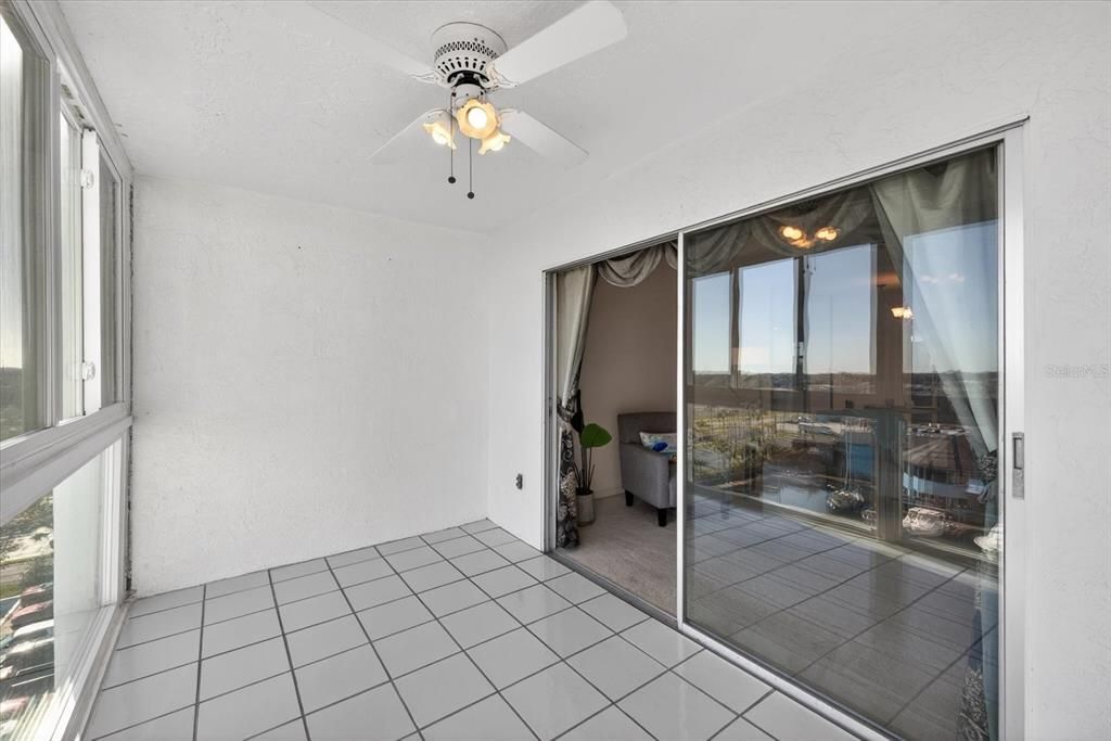 For Sale: $139,000 (1 beds, 1 baths, 715 Square Feet)
