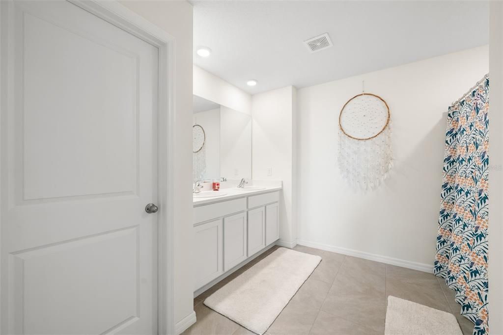 For Rent: $2,600 (5 beds, 3 baths, 2370 Square Feet)