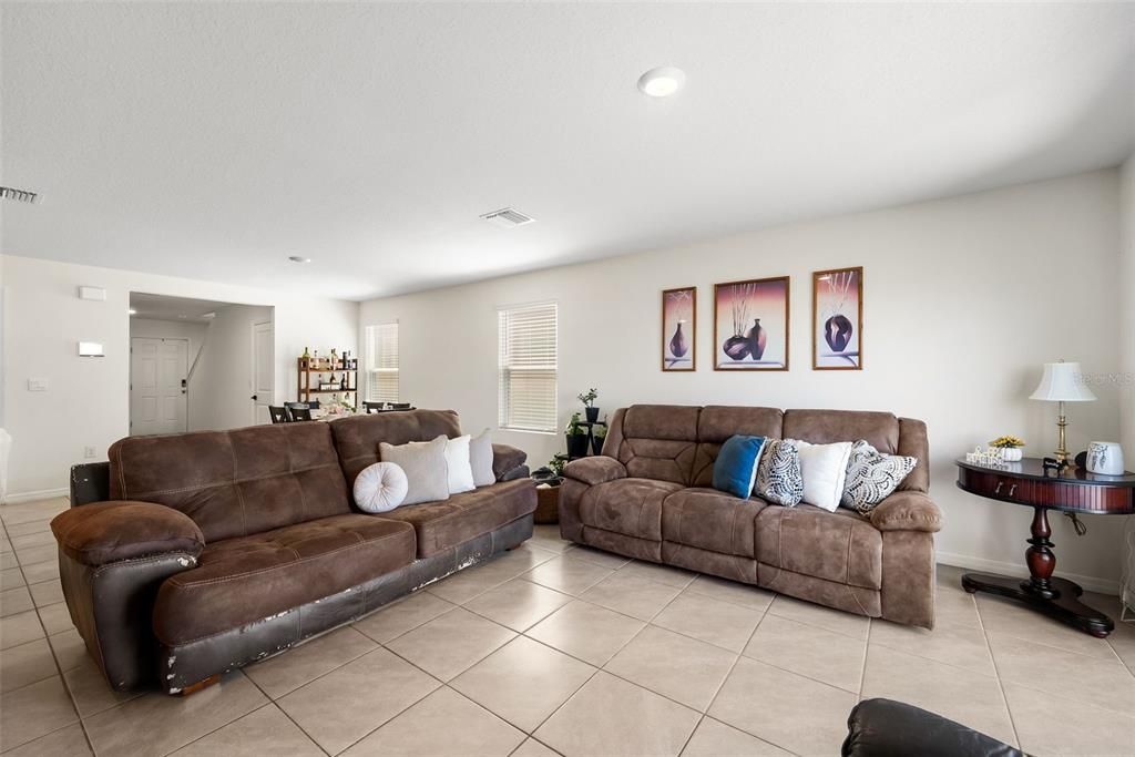 For Rent: $2,600 (5 beds, 3 baths, 2370 Square Feet)