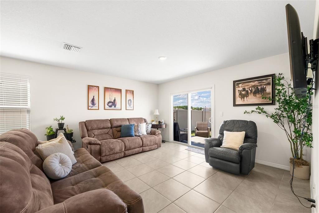 For Rent: $2,600 (5 beds, 3 baths, 2370 Square Feet)