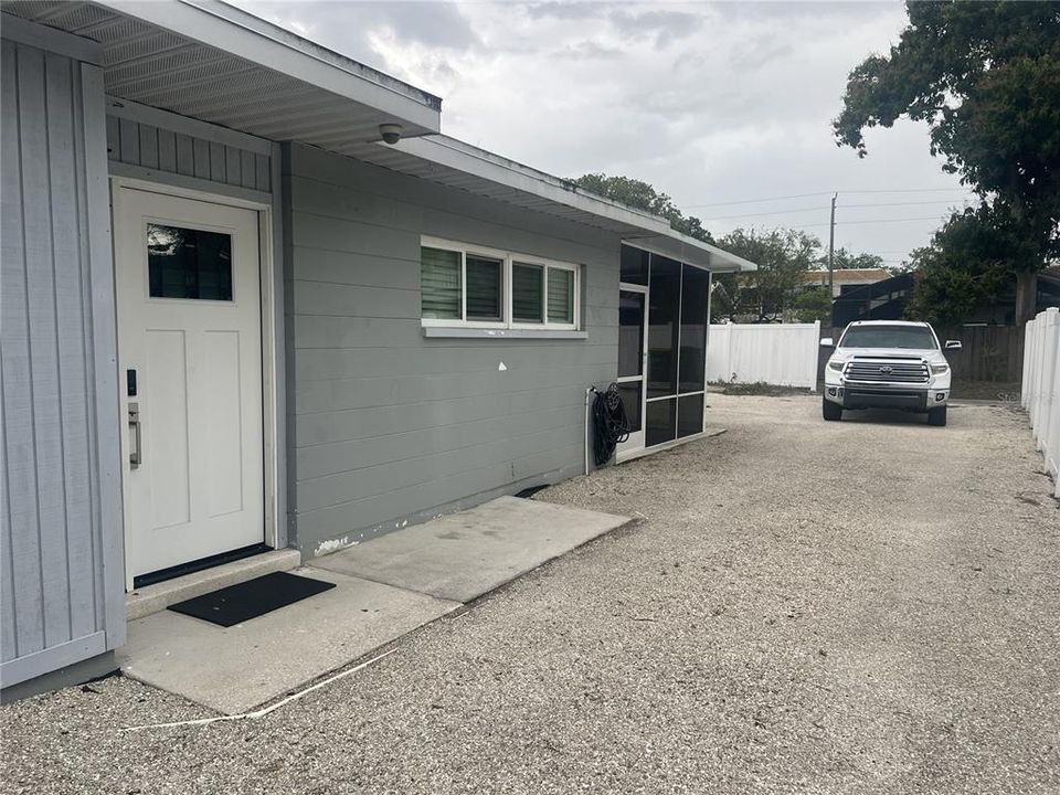 For Rent: $1,900 (2 beds, 1 baths, 756 Square Feet)