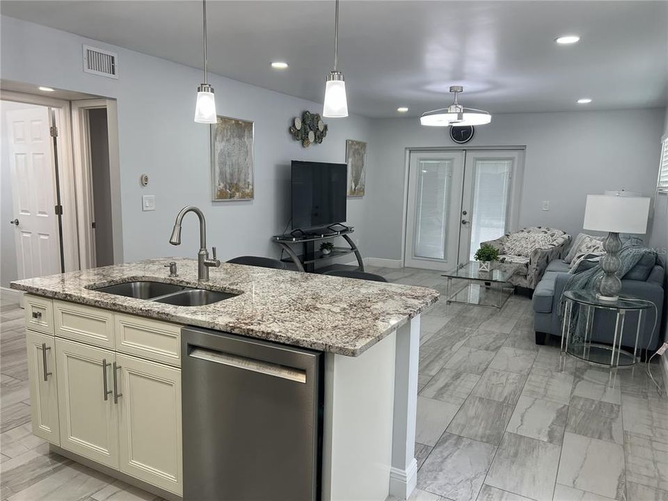 For Rent: $1,900 (2 beds, 1 baths, 756 Square Feet)
