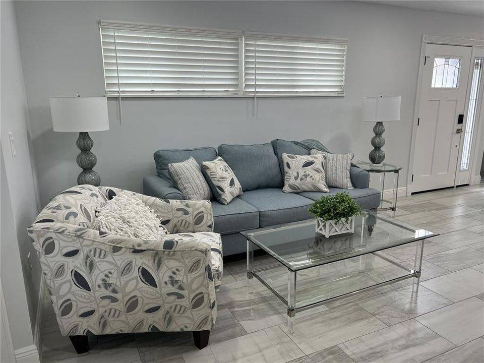 For Rent: $1,900 (2 beds, 1 baths, 756 Square Feet)