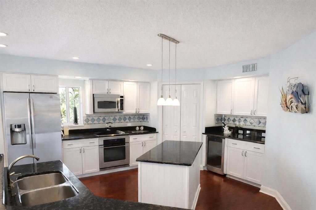 For Sale: $999,000 (3 beds, 3 baths, 2412 Square Feet)
