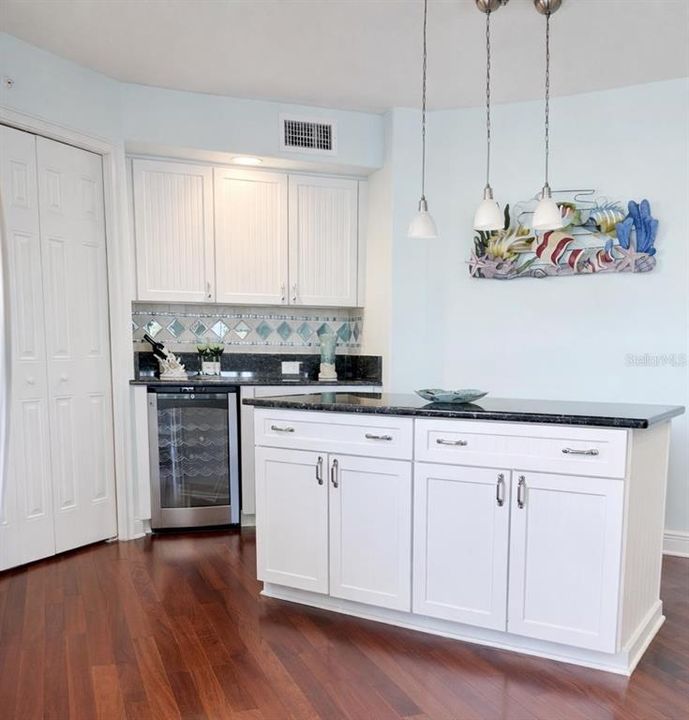 For Sale: $999,000 (3 beds, 3 baths, 2412 Square Feet)