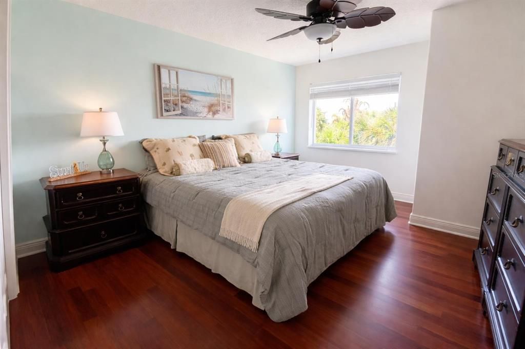 For Sale: $999,000 (3 beds, 3 baths, 2412 Square Feet)