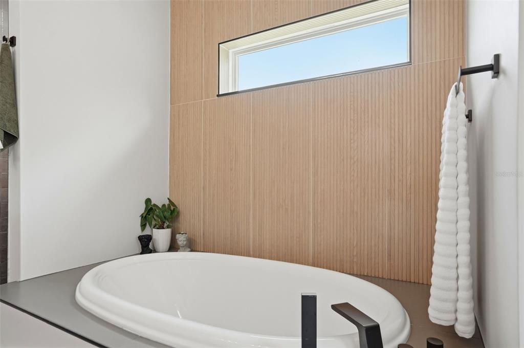For Sale: $549,900 (3 beds, 2 baths, 2346 Square Feet)