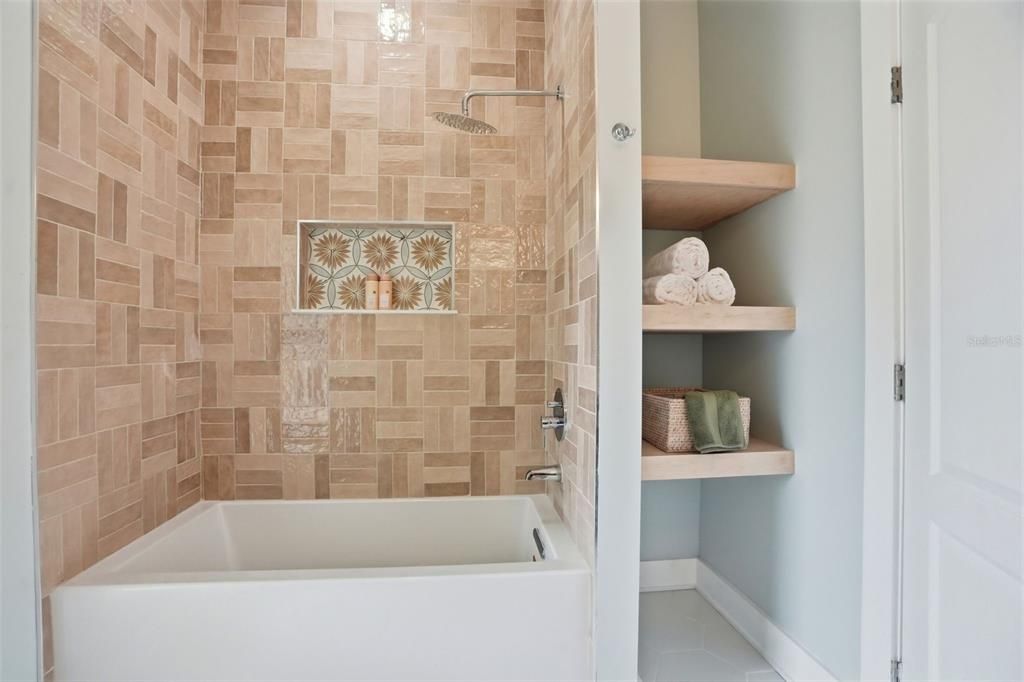 For Sale: $549,900 (3 beds, 2 baths, 2346 Square Feet)