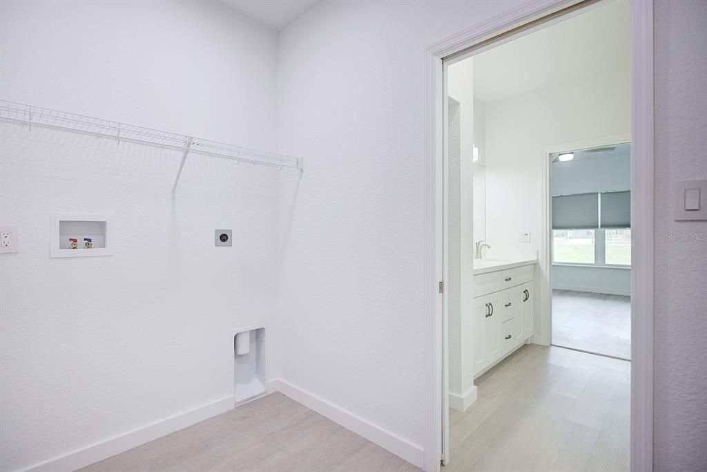 For Sale: $249,900 (3 beds, 2 baths, 1327 Square Feet)