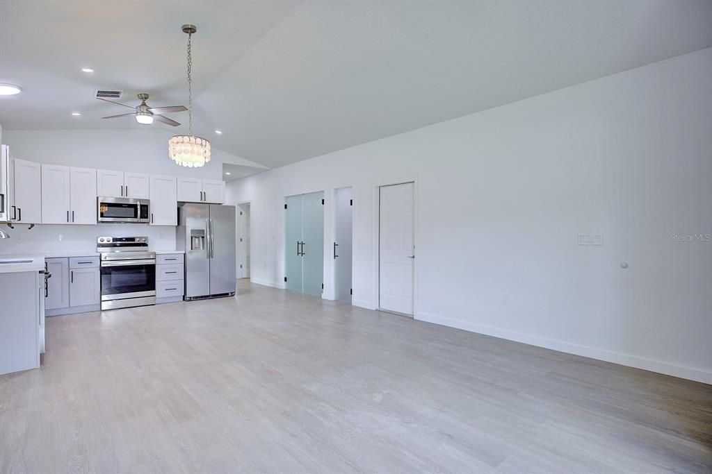 For Sale: $249,900 (3 beds, 2 baths, 1327 Square Feet)