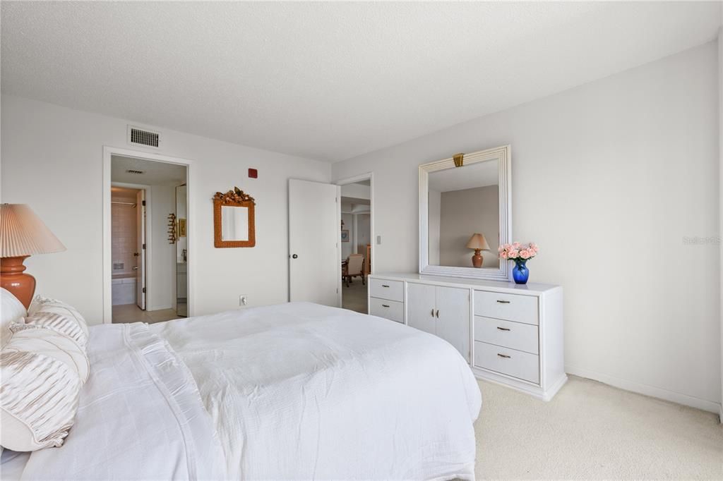 En Venta: $299,900 (2 camas, 2 baños, 1055 Pies cuadrados)